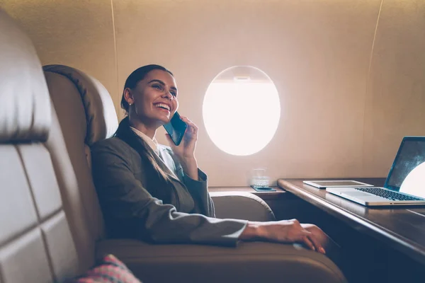 Mujer Negocios Viajando Trabajando Jet Privado — Foto de Stock