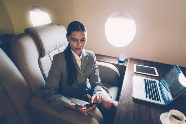 商务妇女旅行和工作的私人飞机 — 图库照片