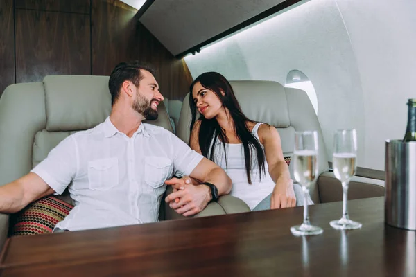 Couple Vacances Volant Sur Leur Jet Privé — Photo