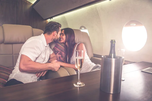 Casal Férias Voando Seu Jato Particular — Fotografia de Stock