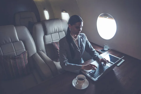 Affärskvinna Resor Och Arbetar Den Privata Jet — Stockfoto