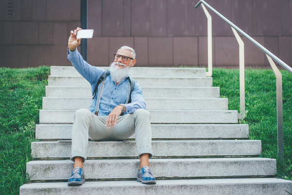 Старший хипстер со стильными портретами бороды
