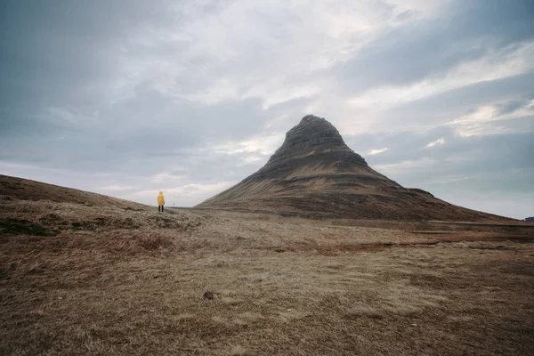 アイスランド語を探る人間を土地します — ストック写真