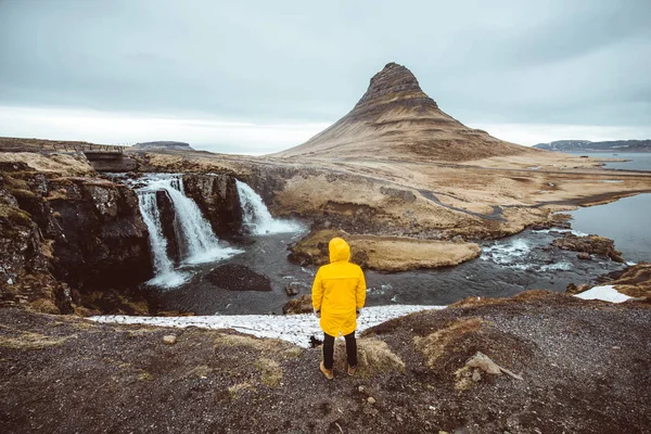 Людина Вивчає Ісландською Земель — стокове фото