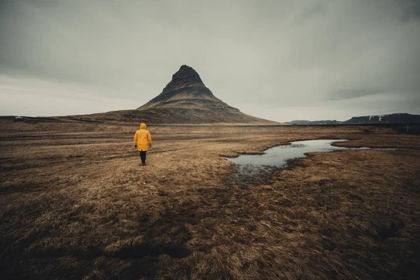 アイスランド語を探る人間を土地します — ストック写真