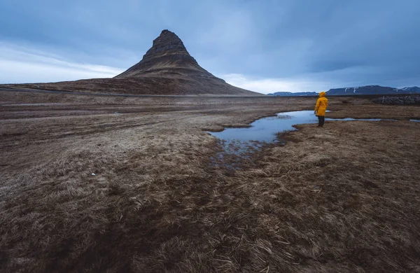 Homme Explorant Les Terres Glaciaires — Photo