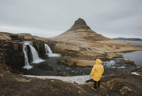 Homme Explorant Les Terres Glaciaires — Photo