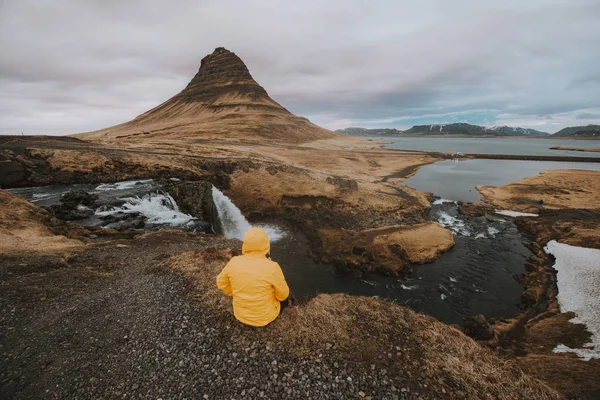 アイスランド語を探る人間を土地します — ストック写真