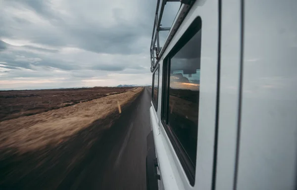 Hombre Explorando Iceland Conduciendo Por Las Tierras — Foto de Stock