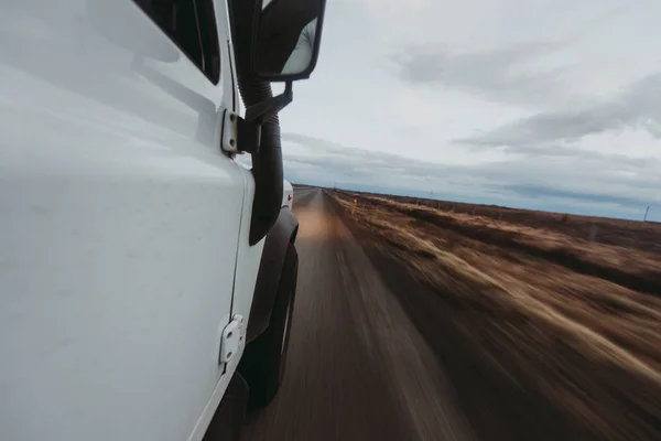 探索冰岛的人 驾车穿越土地 — 图库照片