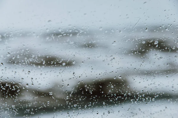 汽车窗口视图与雨下落 在冰岛山 — 图库照片