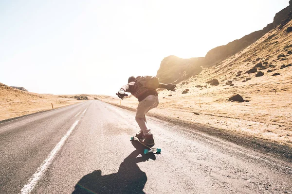 Skater Auf Seinem Longboard Auf Islandreise — Stockfoto