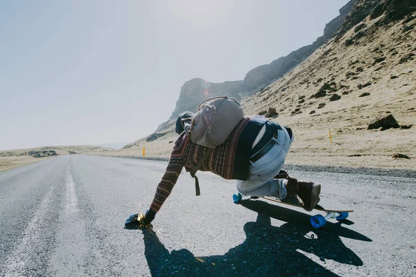 彼のロングボードにアイスランドを旅行のスケーター — ストック写真
