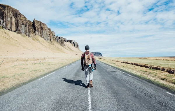 Patinador Viajando Iceland Seu Longboard — Fotografia de Stock