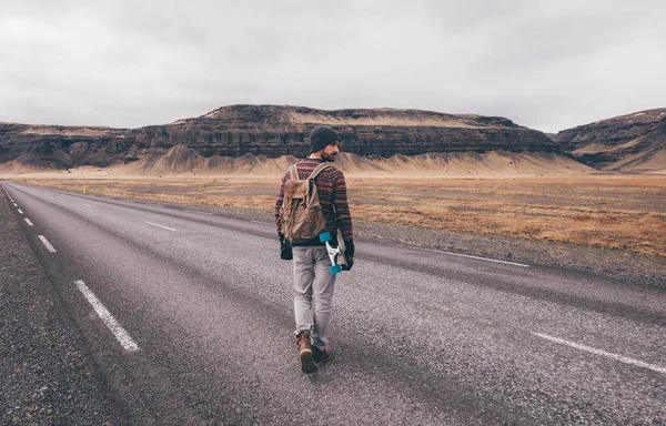 Skater Voyage Iceland Sur Son Longboard — Photo