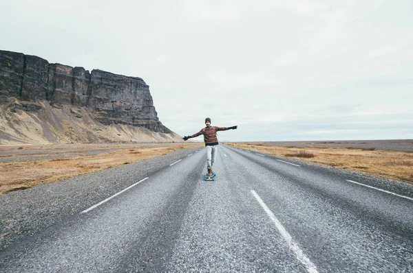 Skater Voyage Iceland Sur Son Longboard — Photo