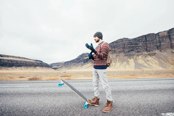Patinador Viajando Iceland Longboard —  Fotos de Stock
