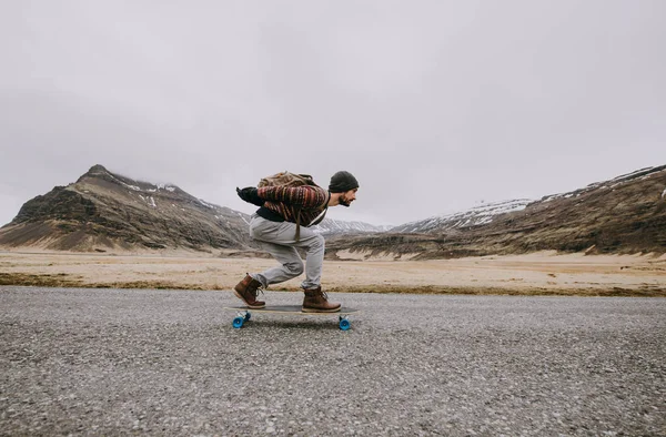 Patinador Viajando Iceland Seu Longboard — Fotografia de Stock