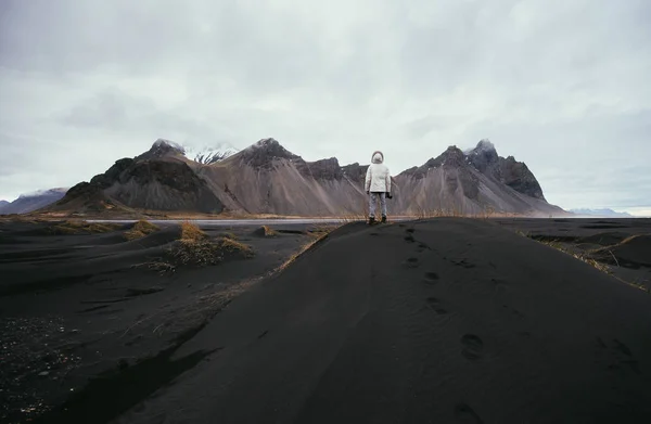 Wanderlust Explorer Discovering Icelandic Natural Wonders Stokksens Vestrahorn — Stock Photo, Image