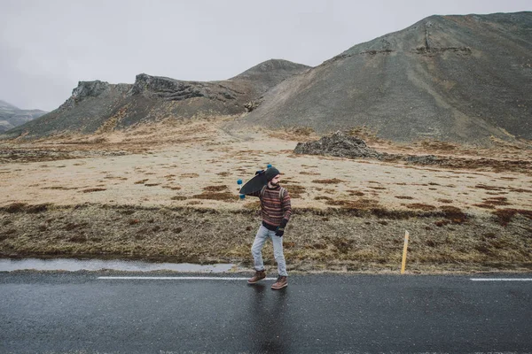 Patinador Viajando Iceland Seu Longboard — Fotografia de Stock