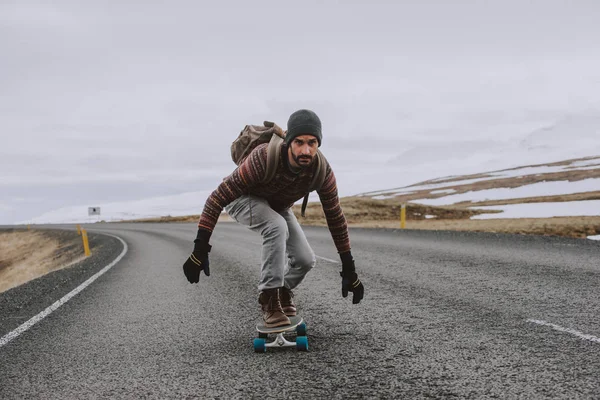 Skater Auf Seinem Longboard Auf Islandreise — Stockfoto