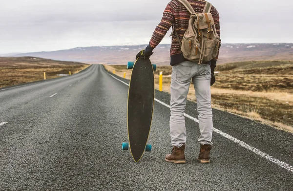 Skater Voyage Iceland Sur Son Longboard — Photo