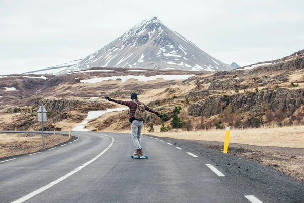 Σκέιτερ Ταξιδεύεται Του Longboard Ισλανδία — Φωτογραφία Αρχείου