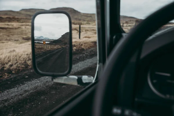 Hombre Explorando Iceland Conduciendo Por Las Tierras —  Fotos de Stock
