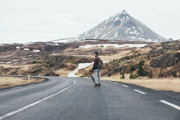 Patinador Viajando Iceland Longboard — Foto de Stock