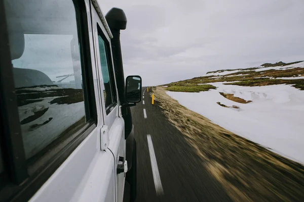 Hombre Explorando Iceland Conduciendo Por Las Tierras — Foto de Stock