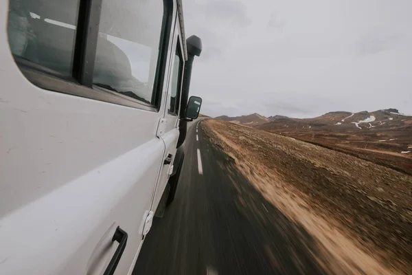 Homem Explorar Islândia Conduzir Através Das Terras — Fotografia de Stock