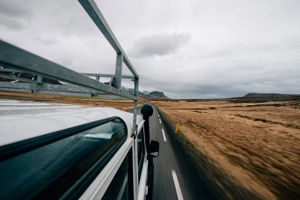 Hombre Explorando Iceland Conduciendo Por Las Tierras —  Fotos de Stock