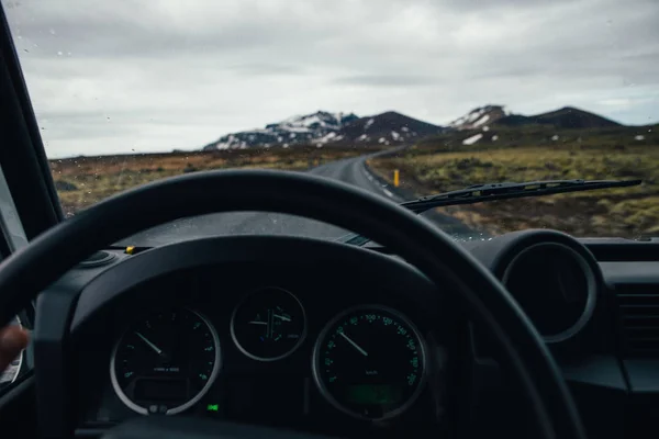 Людина Вивчає Ісландії Проїжджаючи Земель — стокове фото