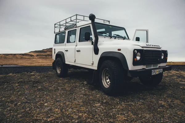 Island Kirkjufell April 2018 Land Rover Defender Parkerade Framför Kirkjufell — Stockfoto