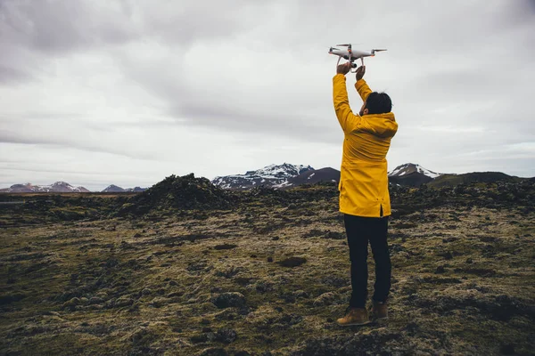 Mann Erkundet Island Fliegen Mit Drohne — Stockfoto