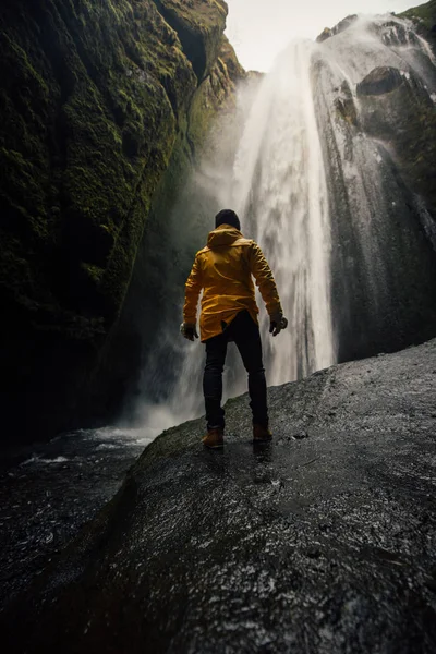 Man Exploring Iceland Wanderlust Explorer Discovering Icelandic Natural Wonders — Stock Photo, Image