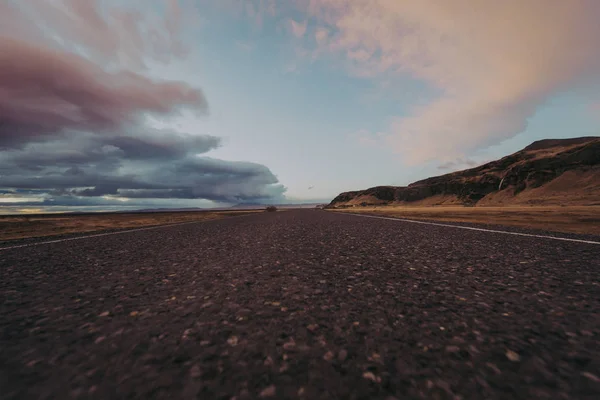 流浪探险家发现冰岛自然奇观 — 图库照片