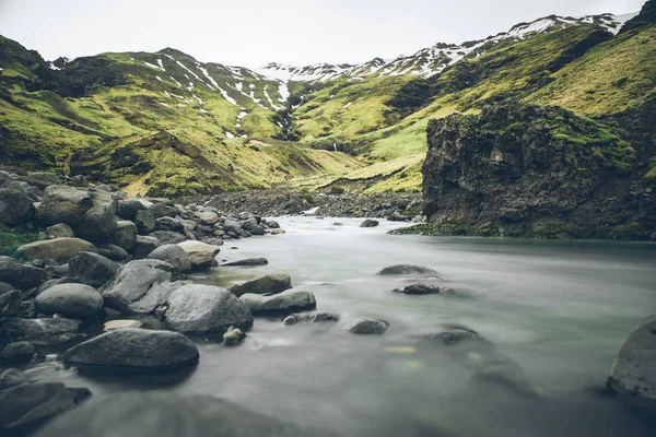 Wanderlust Explorer Objevovat Islandské Divy Přírody — Stock fotografie