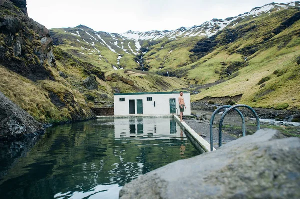 Wanderlust Explorer Objevovat Islandské Divy Přírody — Stock fotografie