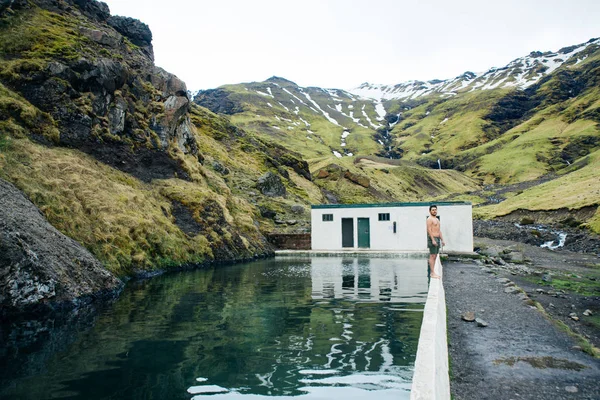 Wanderlust Explorer Objevovat Islandské Divy Přírody — Stock fotografie