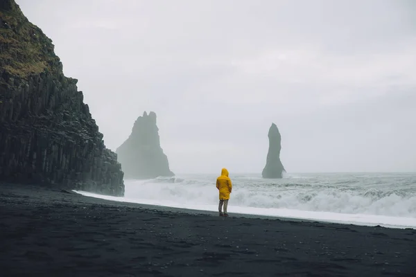 流浪探险家发现冰岛自然奇观 — 图库照片