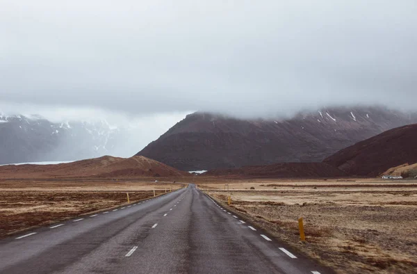 Wanderlust Explorer Discovering Icelandic Natural Wonders — Stock Photo, Image