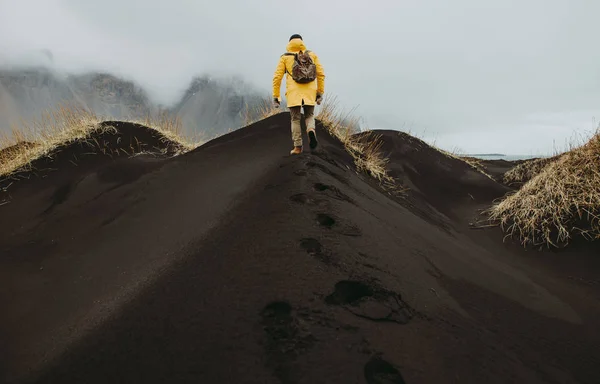 Wanderlust Explorer Discovering Icelandic Natural Wonders — Stock Photo, Image