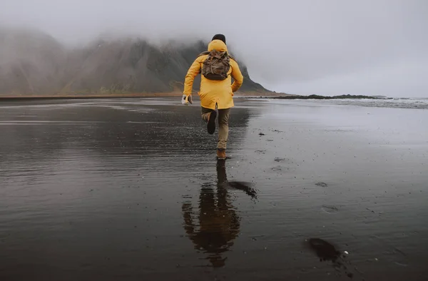 Wanderlust Esploratore Alla Scoperta Meraviglie Naturali Ghiacciate — Foto Stock