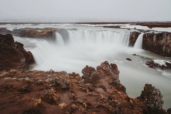 Wanderlust Explorer Odkrywanie Islandzkie Cuda Natury Wodospad Godafoss — Zdjęcie stockowe