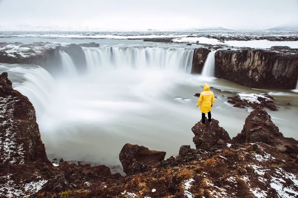 Wanderlust Explorer Odkrywanie Islandzkie Cuda Natury Wodospad Godafoss — Zdjęcie stockowe