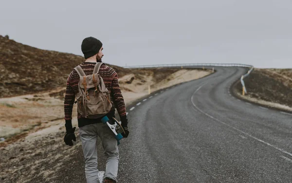 Skater Voyage Iceland Sur Son Longboard — Photo