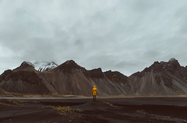 アイスランドの自然の驚異を発見放浪癖エクスプ ローラー Stokksens Vestrahorn — ストック写真