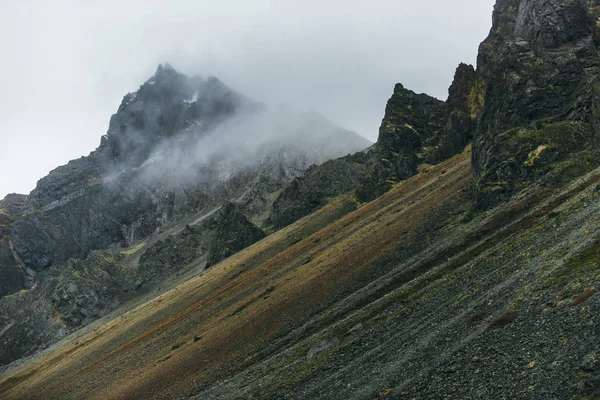 Pengembara Pengembara Menemukan Keajaiban Alam Icelandic Stokksens Vestrahorn — Stok Foto