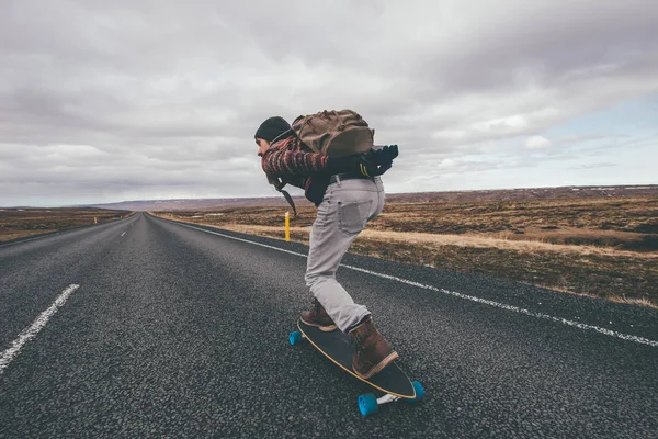 Patinador Viajando Iceland Seu Longboard — Fotografia de Stock